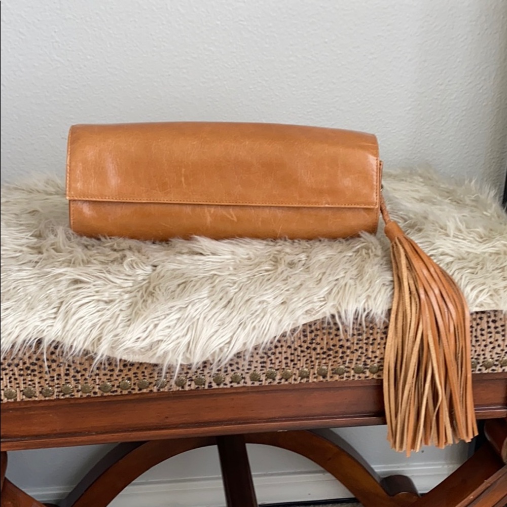 Hobo oval hand clutch